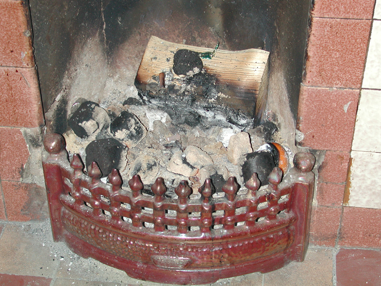 Maura Murray's fireplace A1.jpg 492.1K